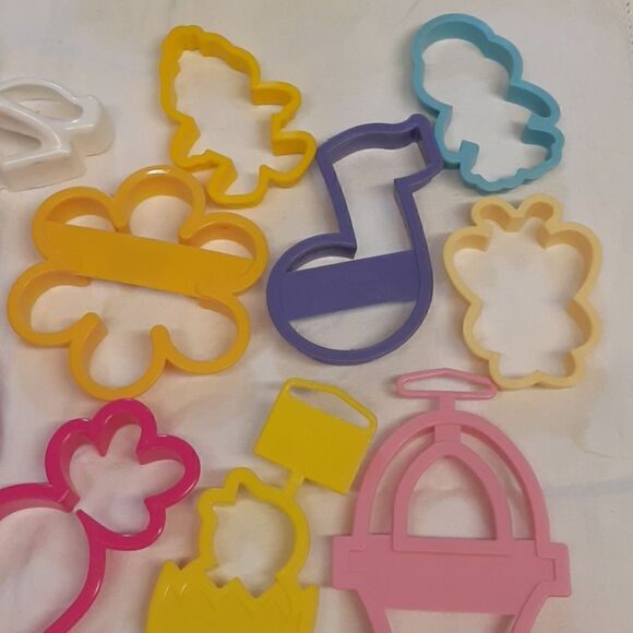 Lot of Wilton set of 22 plastic Spring/Easter cookie cutters - Picture 3 of 5